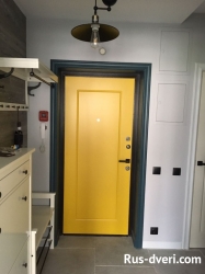 Фото яркая желтая дверь