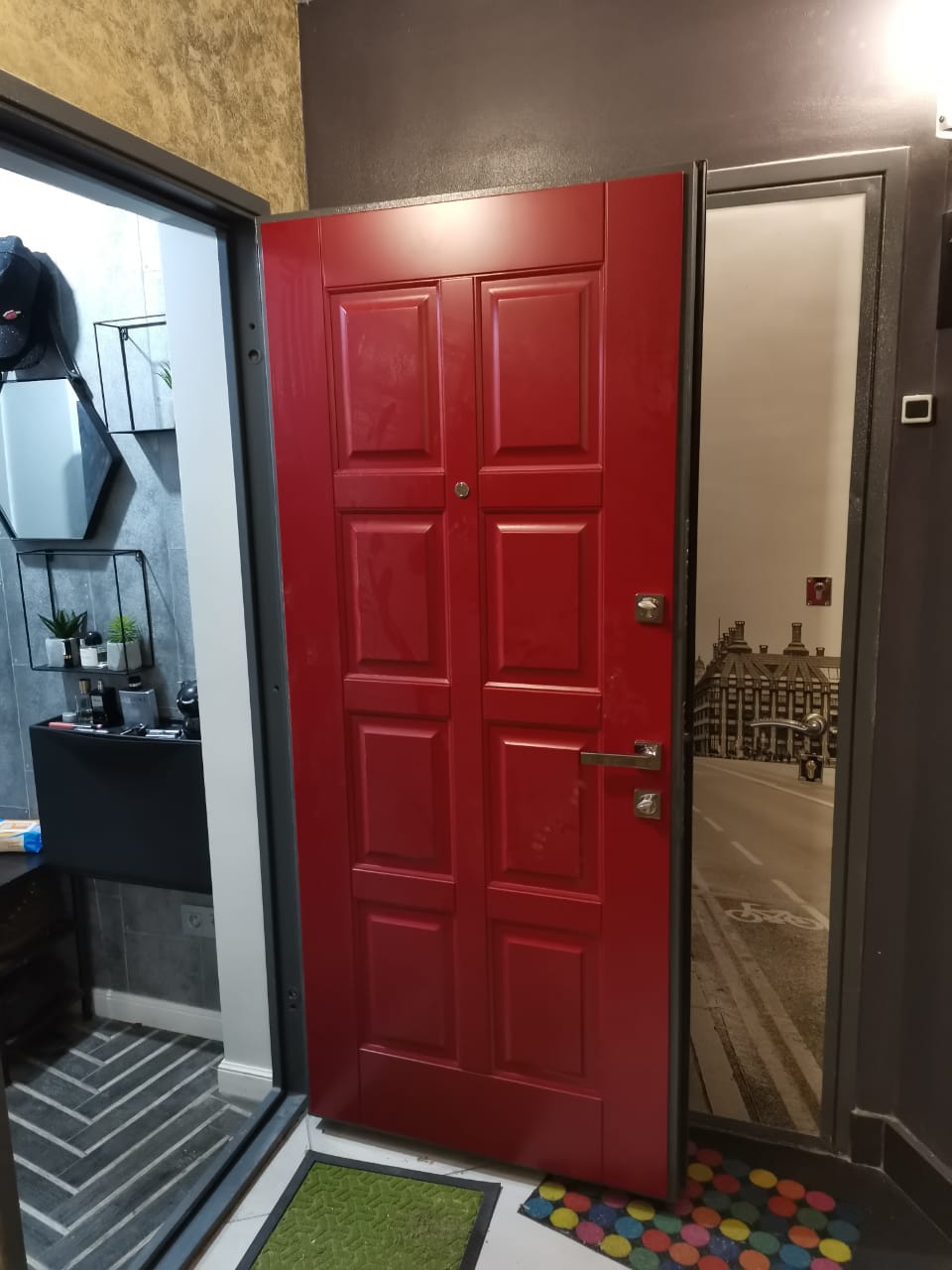 Красные металлические двери