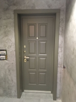 Доборы и наличники входной двери в квартиру с выкрасом под заказ общий вид