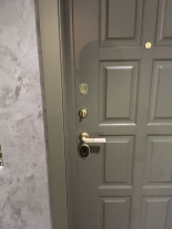 Доборы и наличники входной двери в квартиру с выкрасом под заказ аккуратное исполнение