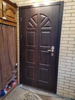 Входная дверь в коттедж после замены панели