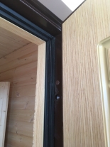 Узкий добор для металлической двери в деревянном доме