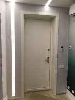 Белые доборы для входной квартирной двери общий вид после монтажа