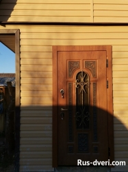 Фото входная дверь в баню со стеклом и ковкой