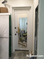 Фото входная металлическая дверь со вставкой из зеркала