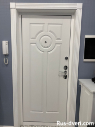Фото белая металлическая дверь в квартиру