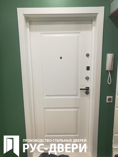 Белая дверь